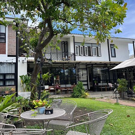 Sherloft Home & Hostel Chiang Mai Esterno foto