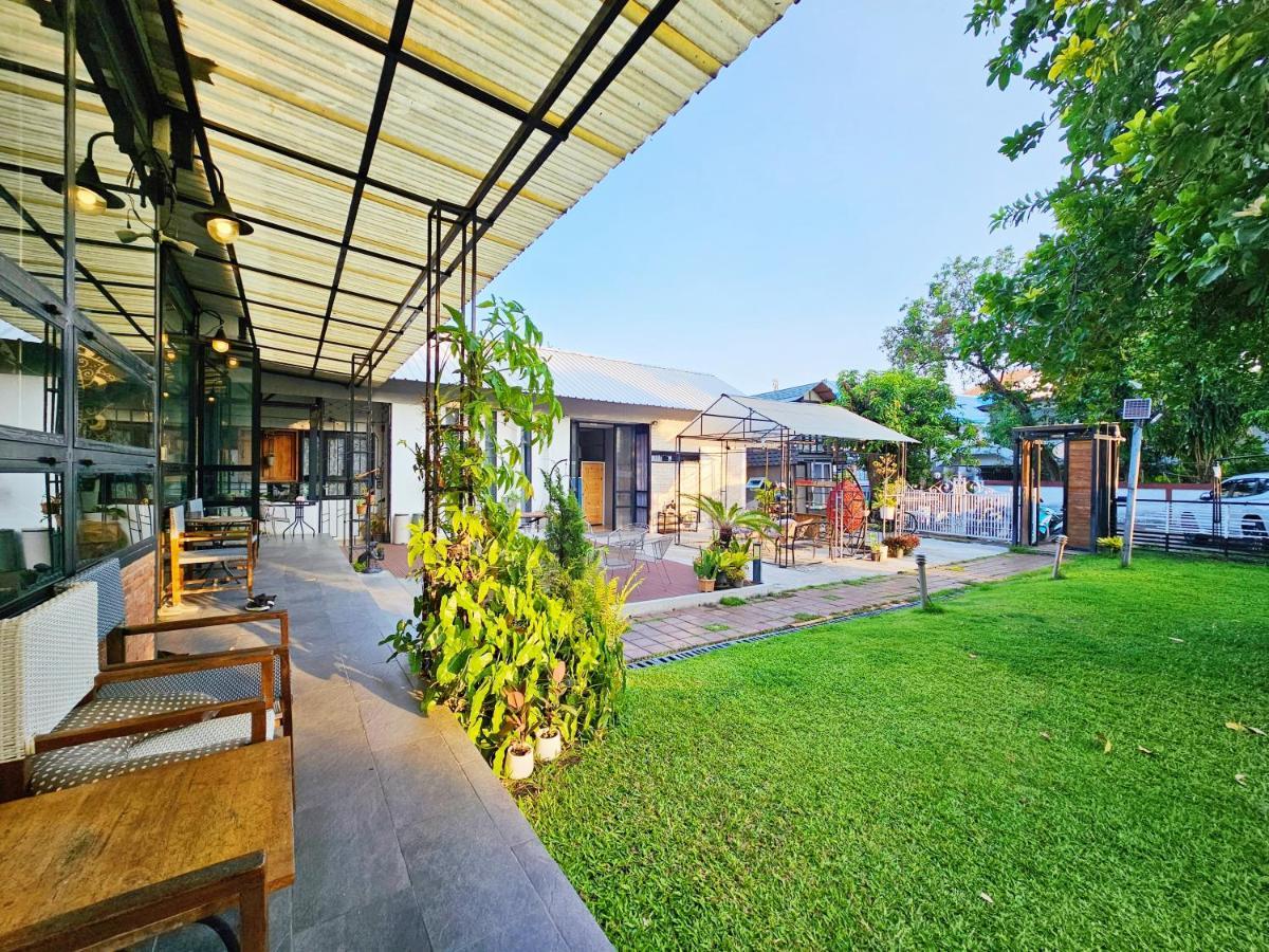 Sherloft Home & Hostel Chiang Mai Esterno foto