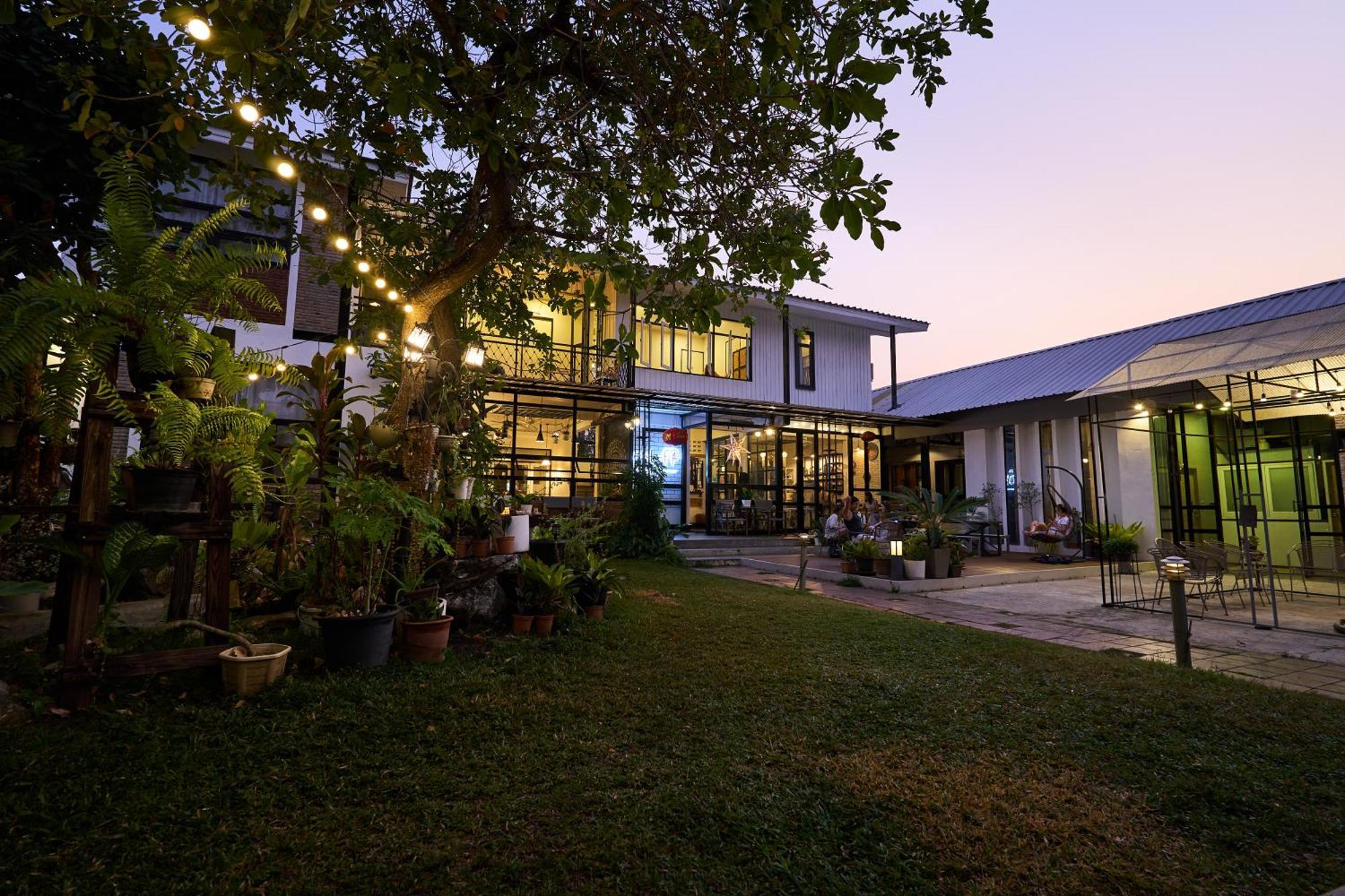 Sherloft Home & Hostel Chiang Mai Esterno foto