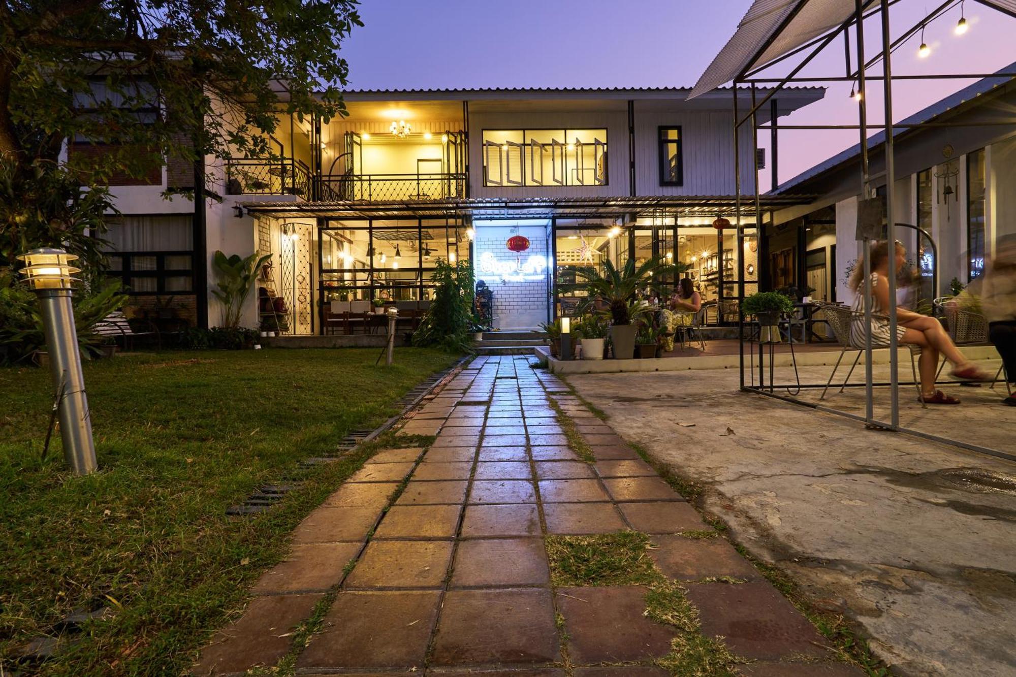 Sherloft Home & Hostel Chiang Mai Esterno foto