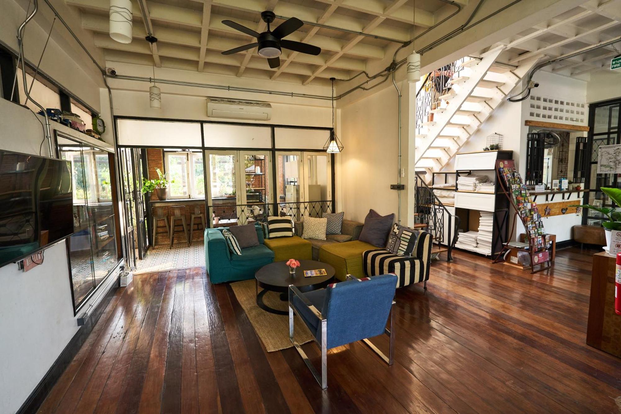 Sherloft Home & Hostel Chiang Mai Esterno foto