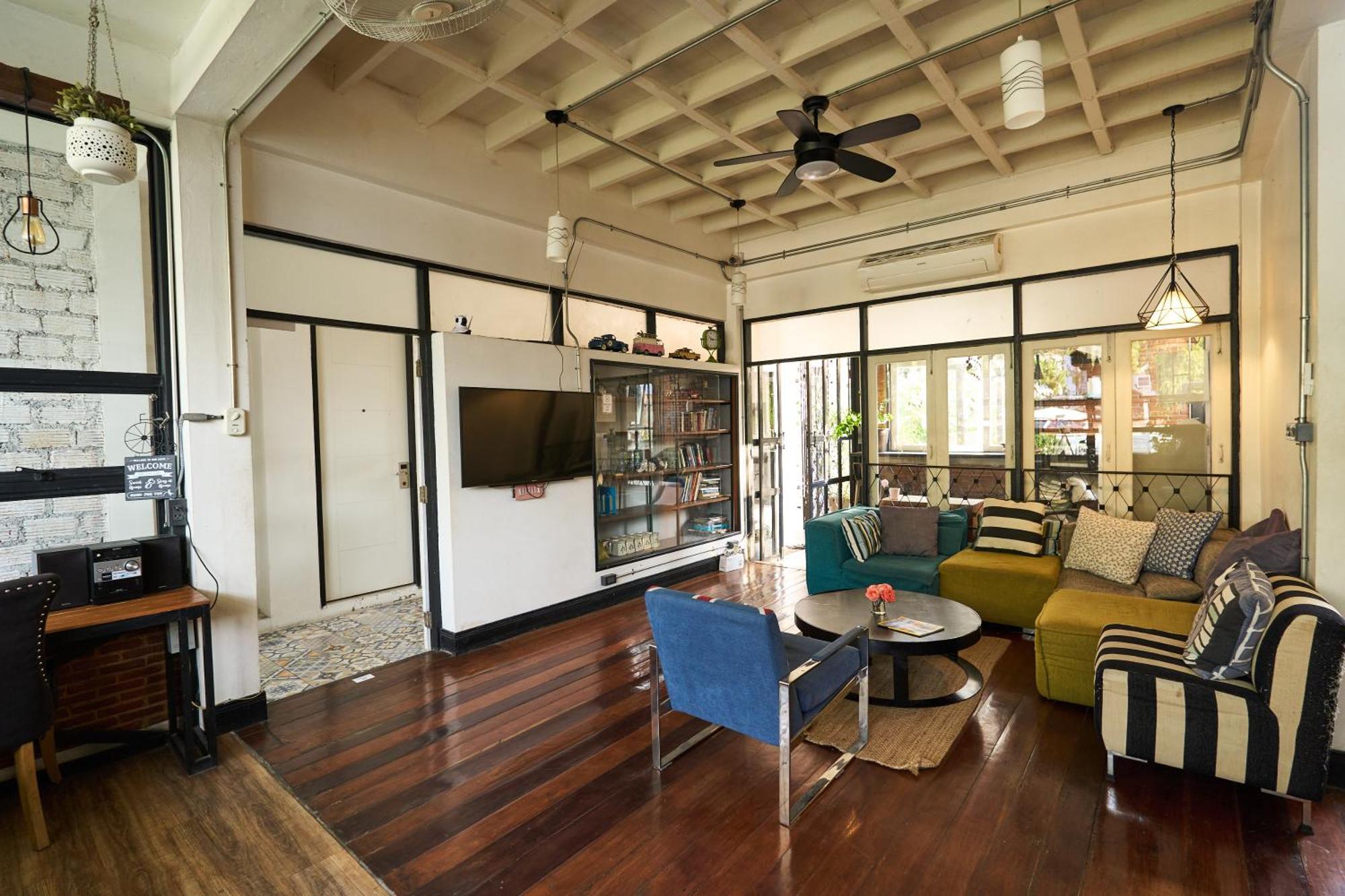 Sherloft Home & Hostel Chiang Mai Esterno foto