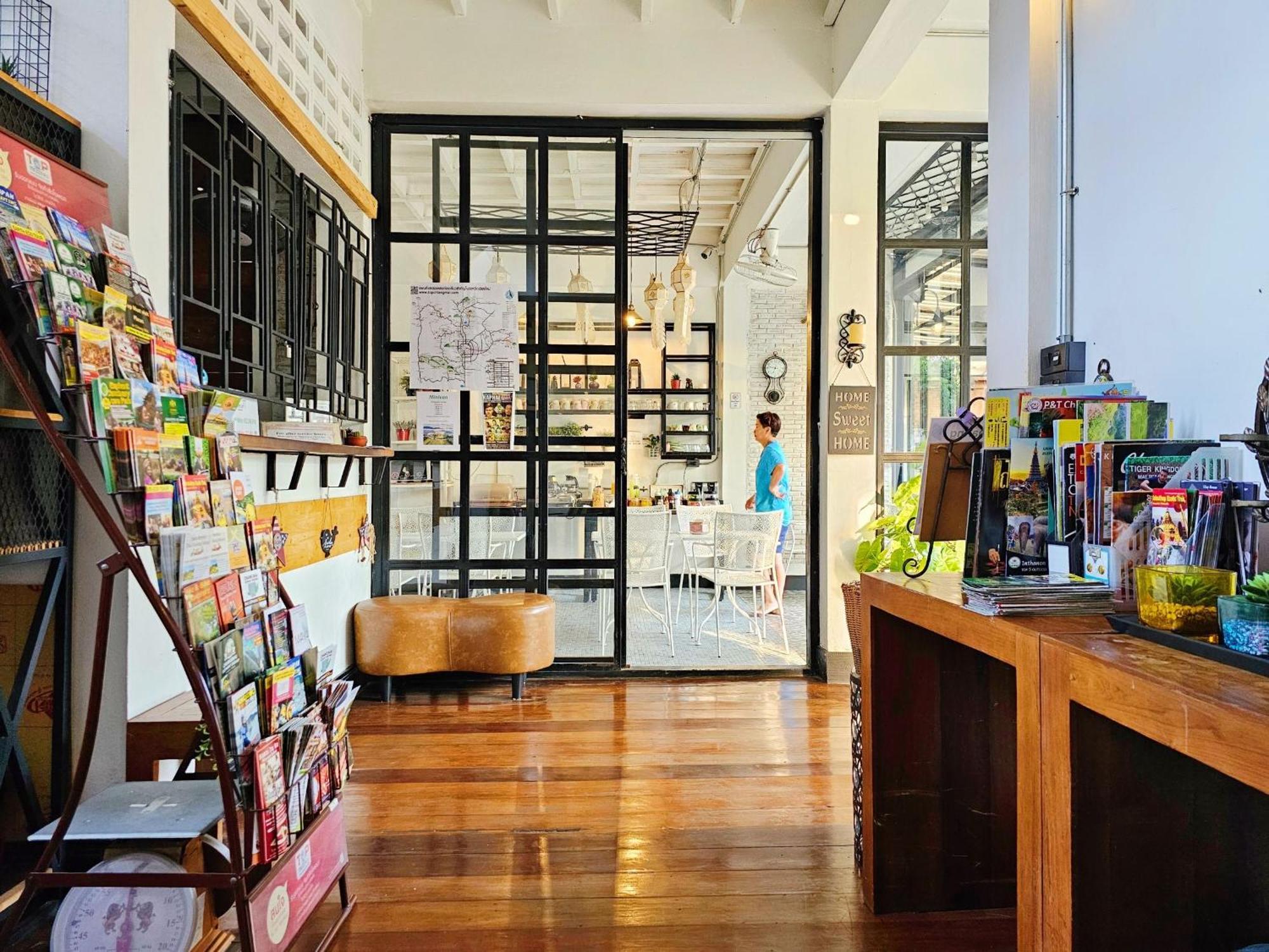 Sherloft Home & Hostel Chiang Mai Esterno foto