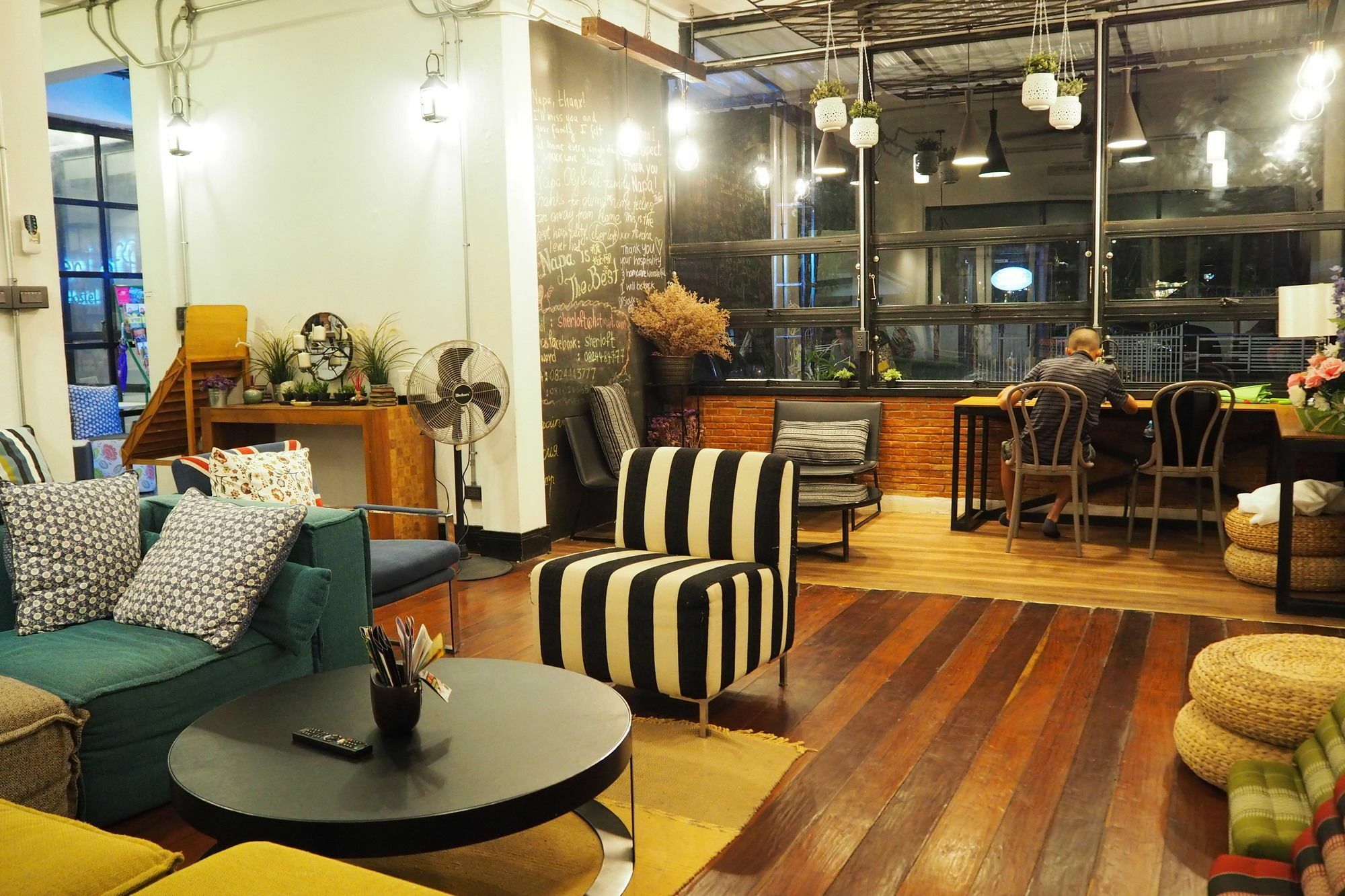 Sherloft Home & Hostel Chiang Mai Esterno foto