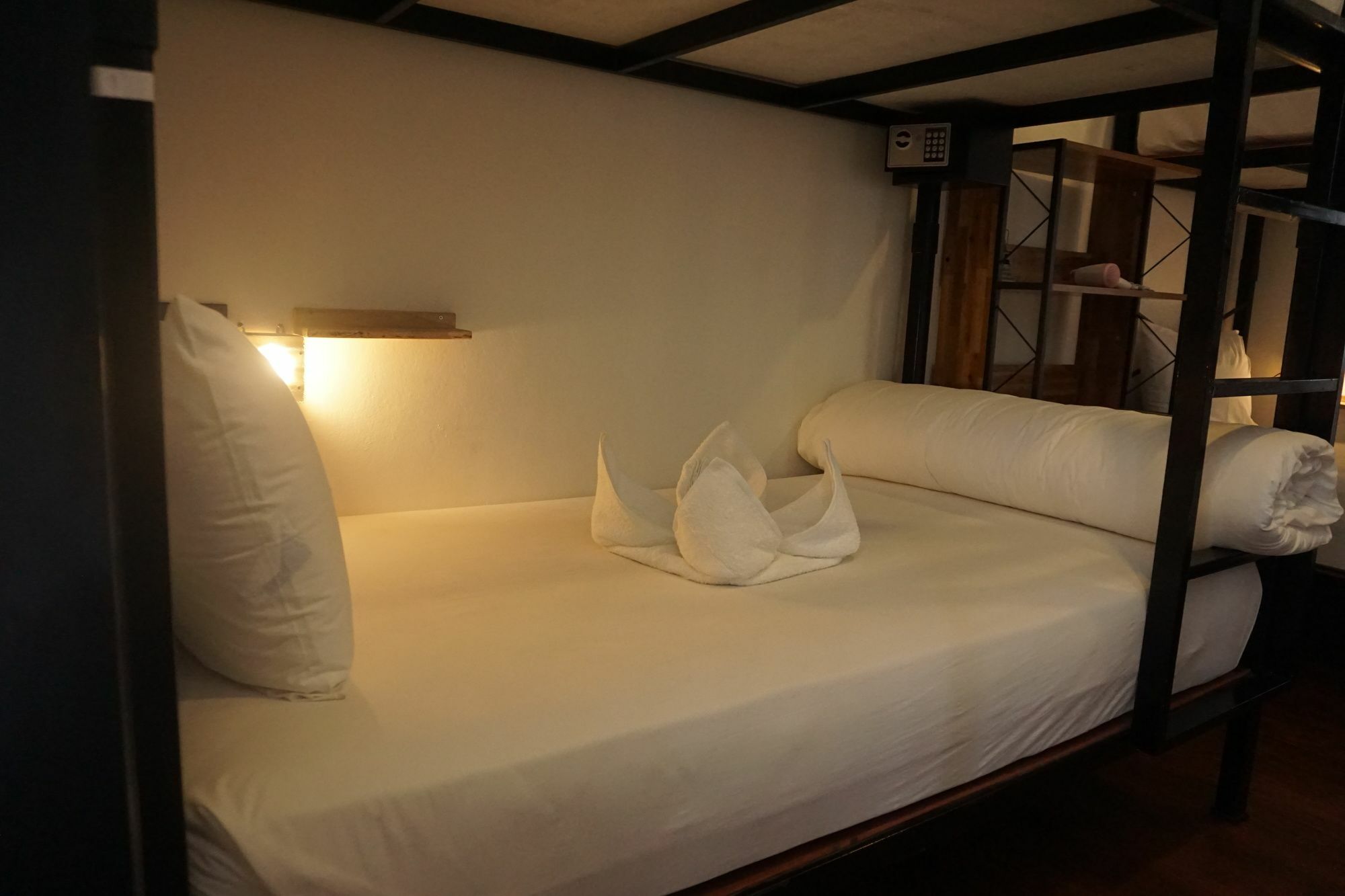 Sherloft Home & Hostel Chiang Mai Esterno foto